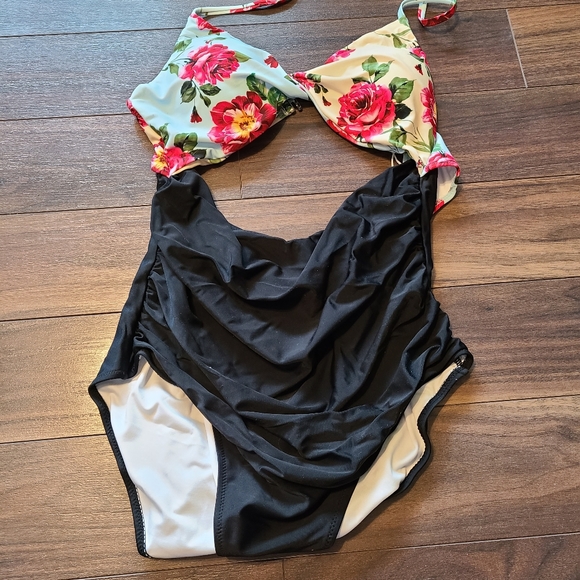 Cupshe one piece swim suit - Picture 1 of 3